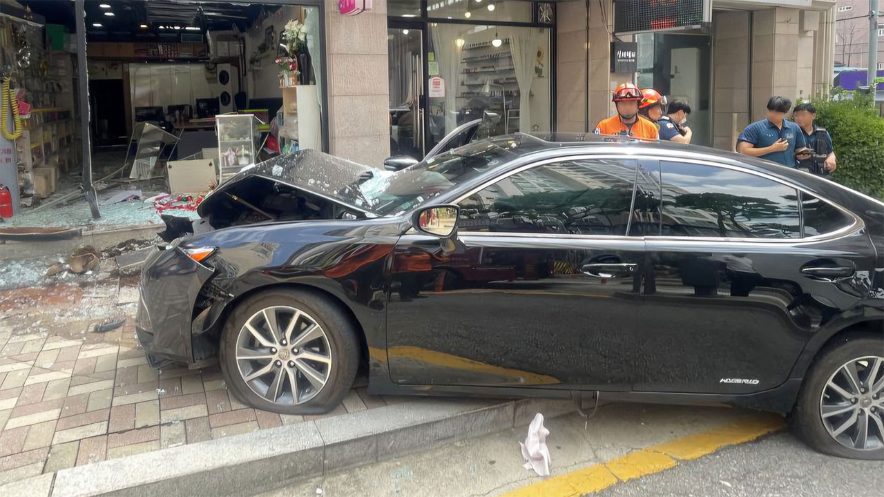 평택서 80대 운전자가 몰던 승용차가 상가건물로 돌진‥2명 부상