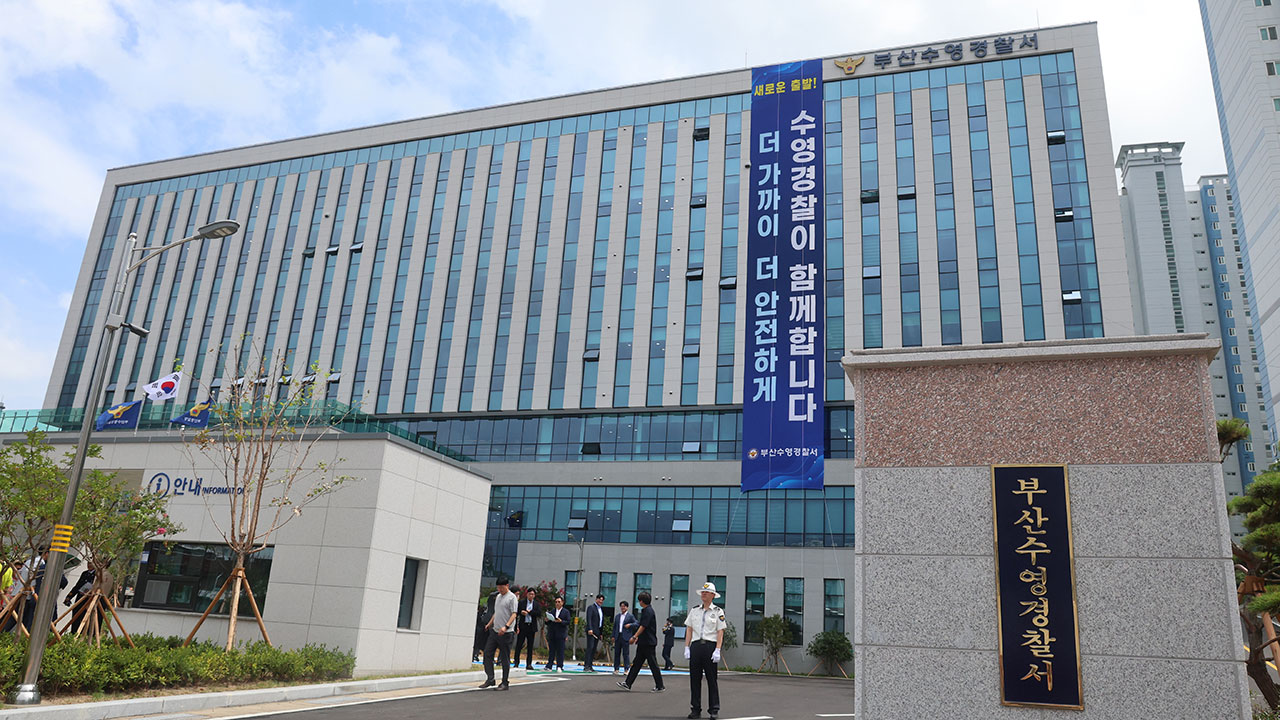 70대 운전자 후진하다 식당 들이받아‥손님 2명 다쳐