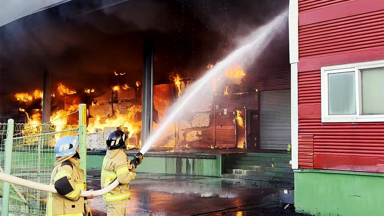 충남 홍성 김 제조공장에 큰불 8시간 만에 꺼져