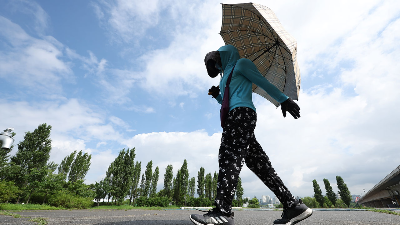 [날씨] 전국 흐리고 곳곳 소나기‥낮 최고 35도