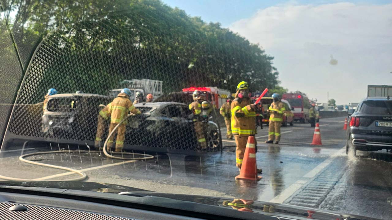 평택시흥고속도로 차량 충돌 화재‥인명피해 없어