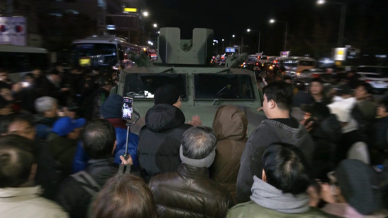 계엄군 장갑차 막은 부부 등 국민대표 80명이 대통령 임명장 수여