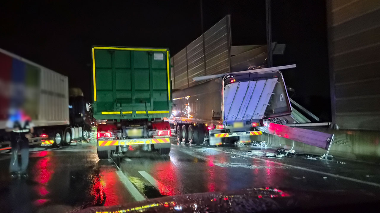 서해안고속도로 팔탄분기점 인근에서 화물차 3중 추돌‥1명 부상