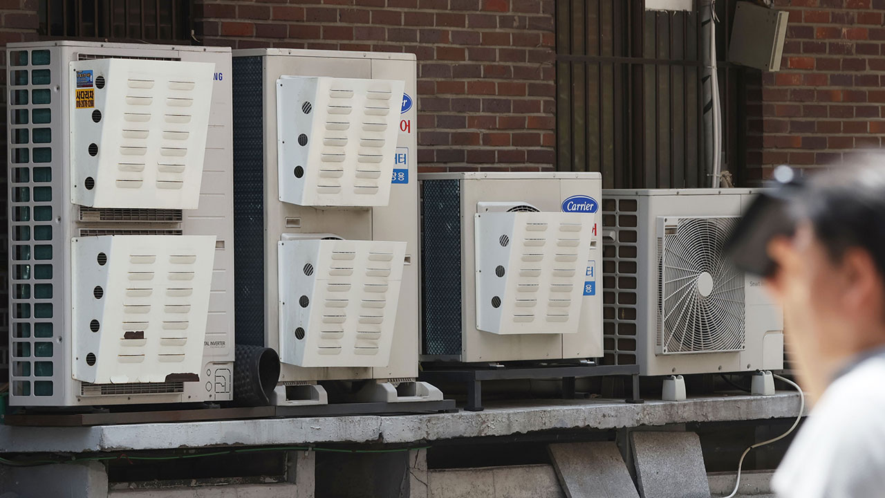 아파트 11층서 실외기 설치 40대 추락‥나무에 걸려 생존