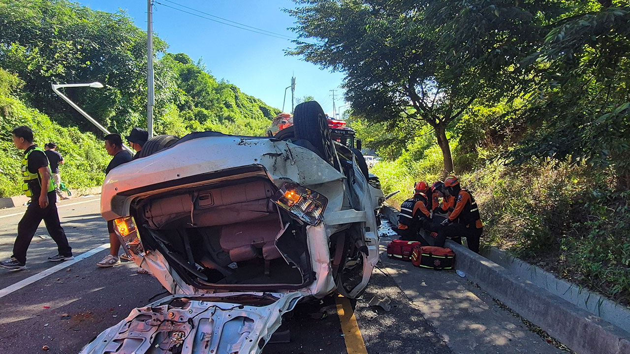 충남 예산서 승합차 3대 연쇄추돌‥2명 사망·13명 부상