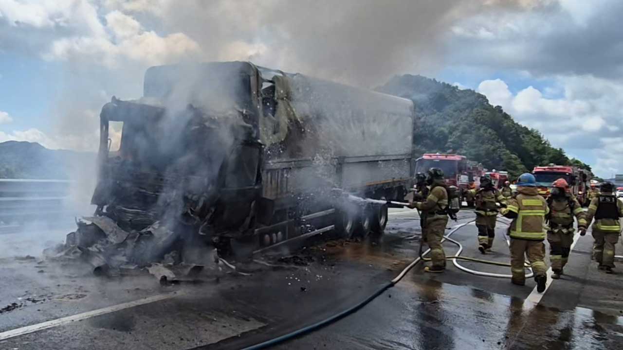 천안논산고속도로 정안IC 부근 6중 추돌 사고‥2명 경상