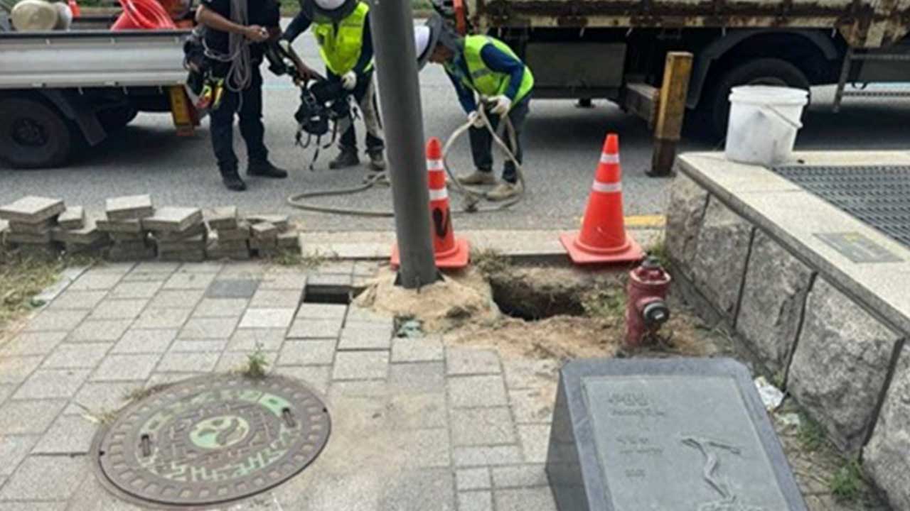 서울 송파구 몽촌토성역 인근 도로에 포트홀‥2개 차로 통제