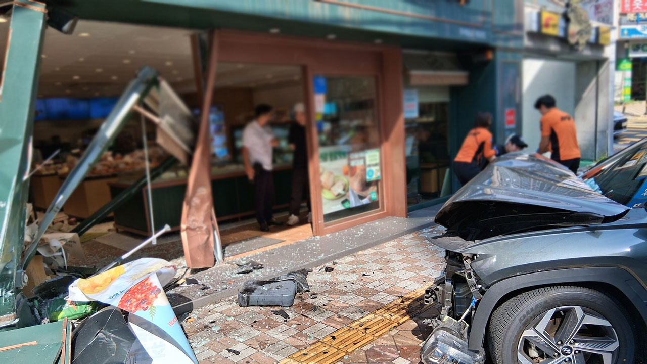부산 금정구서 SUV 상가 돌진‥운전자 1명 경상