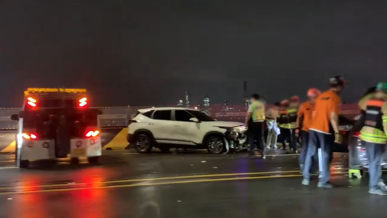 서울 성산대교에서 차량 4대 부딪혀‥4명 병원 이송