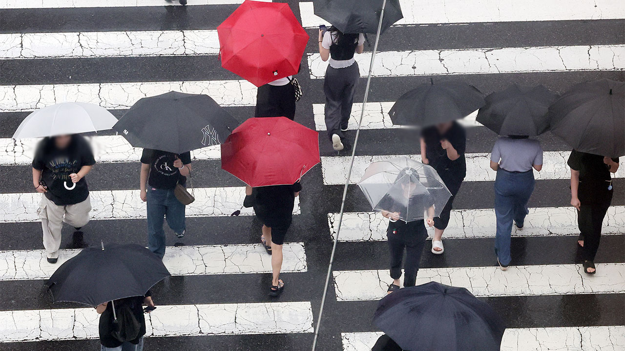 [날씨] 전국 대부분 비‥낮 최고 '34도' 무더위 계속 