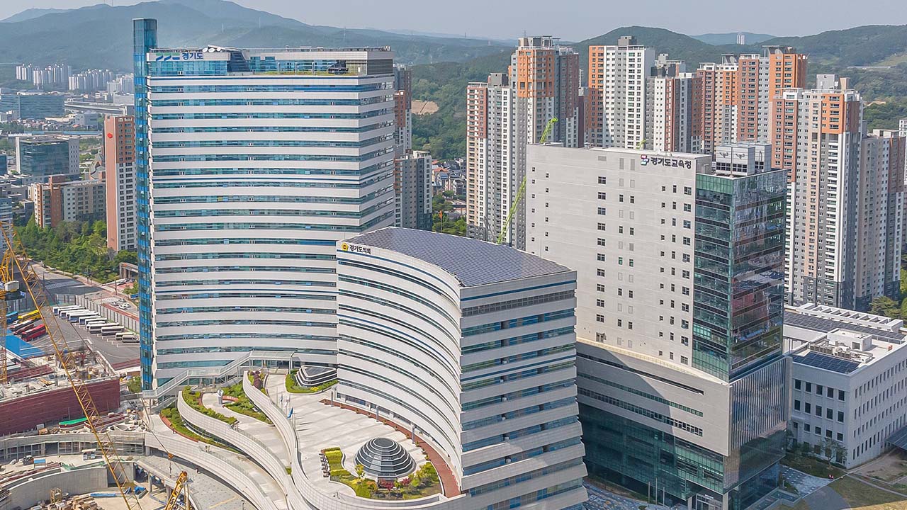 '지원금 챙겨준 대가로 금품수수' 현직 경기도의원 3명 구속