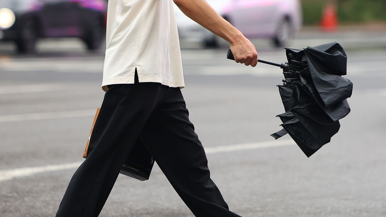 [날씨] 낮 최고 33도 무더위 계속‥수도권·충남·제주 소나기