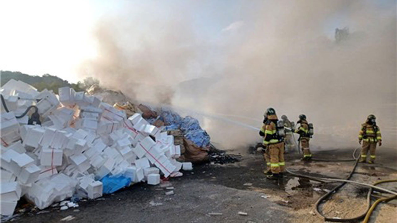 경기 시흥 자원순환시설 야적장서 불‥인명피해 없어