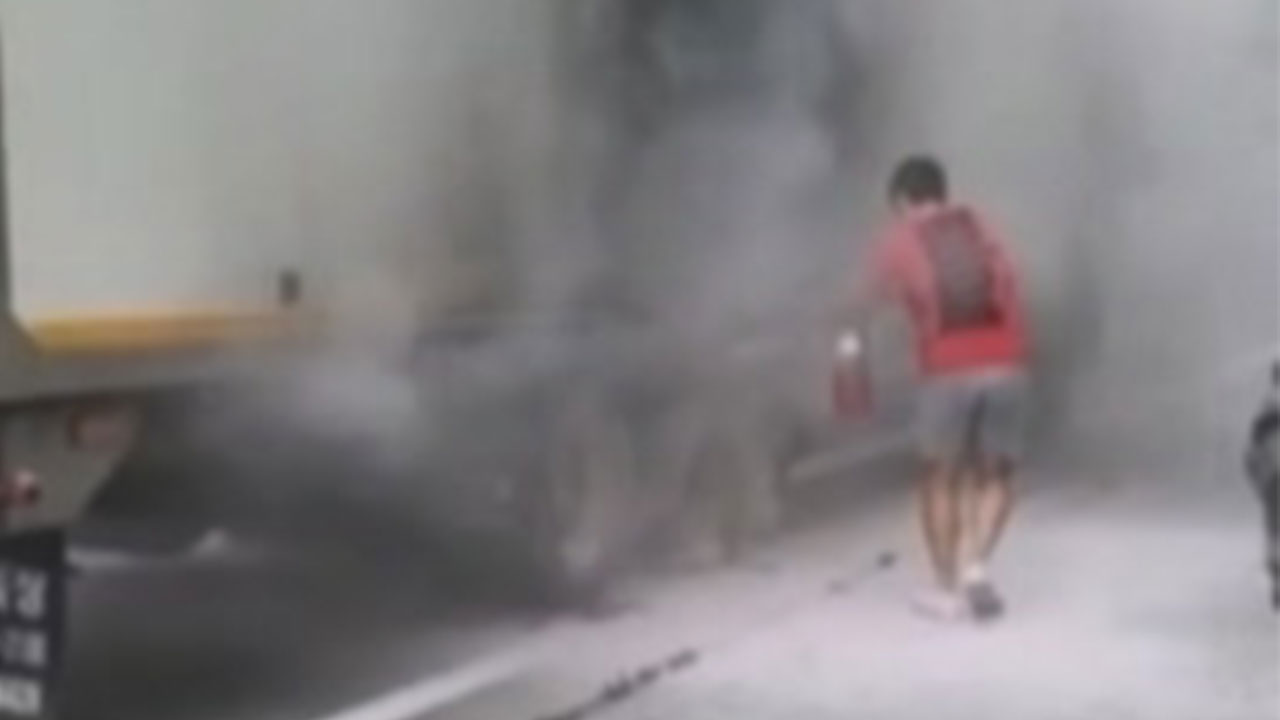 수도권제1순환고속도로 청계 톨게이트 인근 트럭서 불