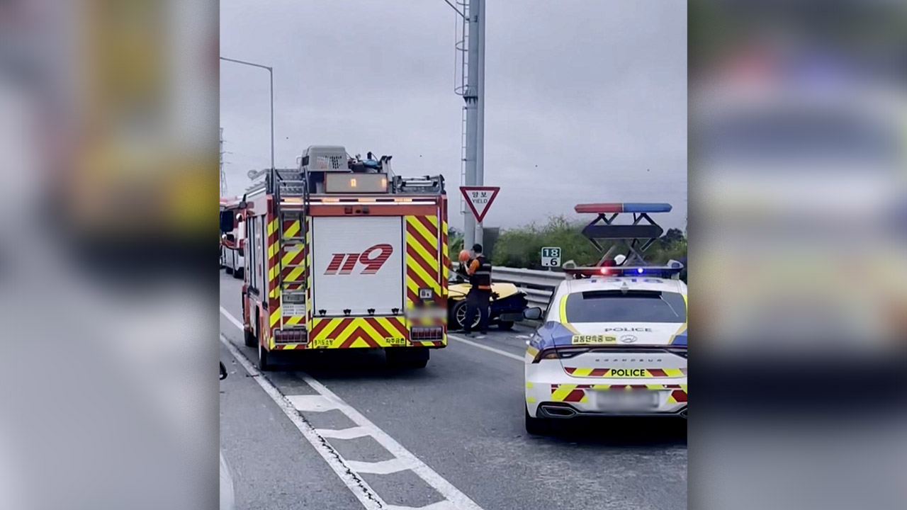 서울문산고속도로 가드레일 들이받은 승용차, 버스와 연쇄 추돌