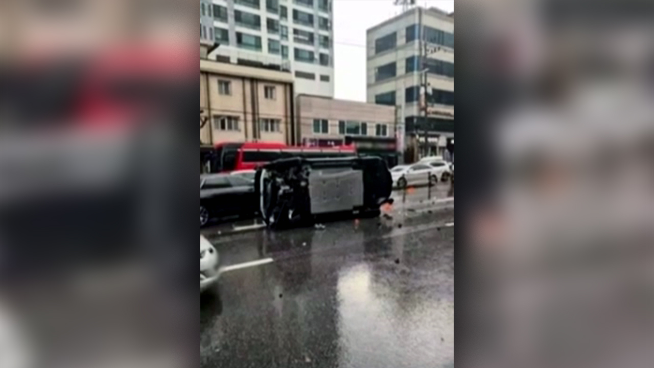 서울 용마터널 음주 운전 차량 중앙분리대 넘어‥4명 다쳐