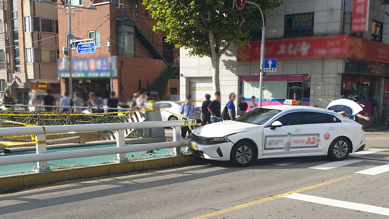 성북구서 택시와 충돌한 택배 트럭 다리 아래로 추락
