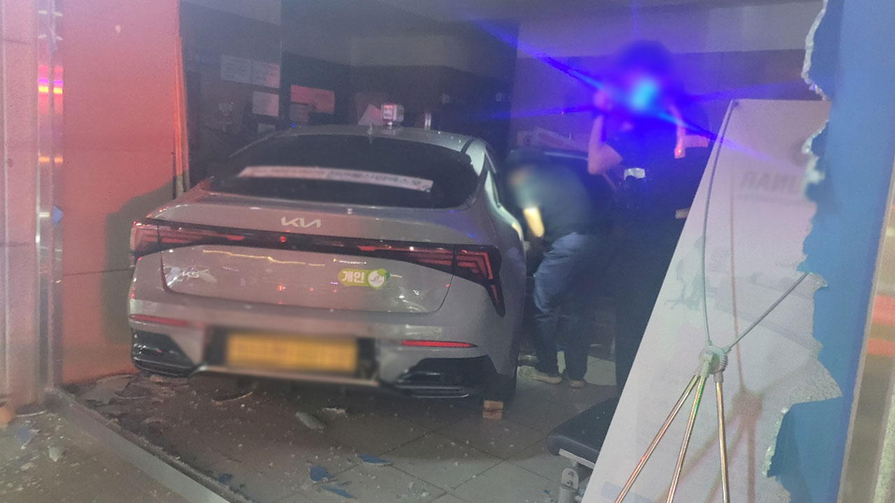 제천 도심 병원에 돌진한 택시‥인명피해 없어