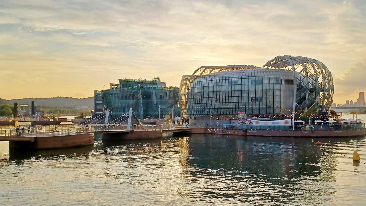 한강 세빛섬 인근서 "사람이 한강 들어가" 신고‥경찰·소방 수색 중