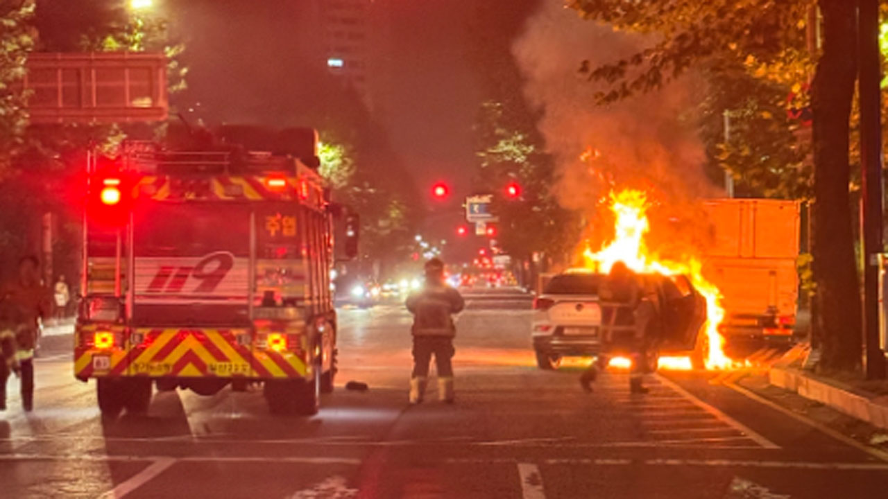 경기 일산 도로서 SUV 화재‥인명피해 없어