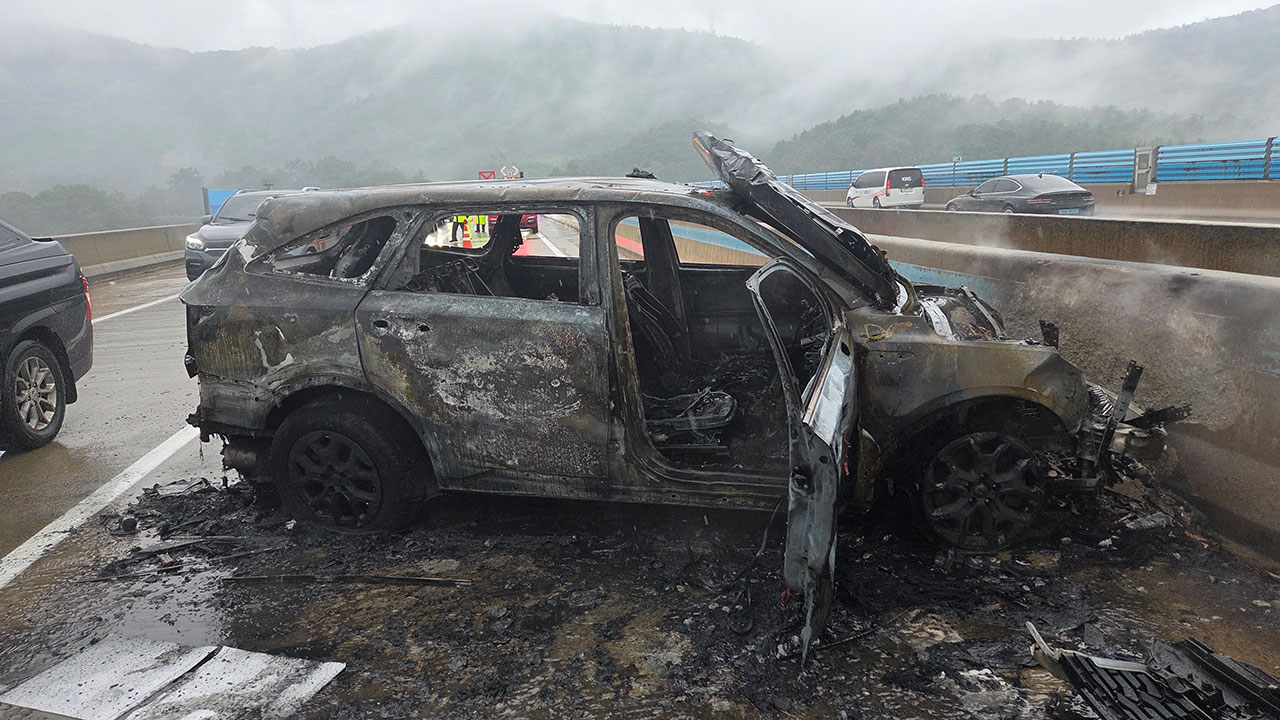 무안광주고속도로에서 승용차 추돌 후 불‥2명 경상