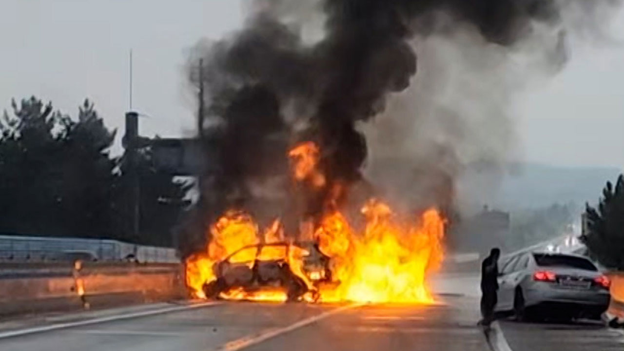 무안광주고속도로에서 승용차 추돌 후 불‥2명 경상
