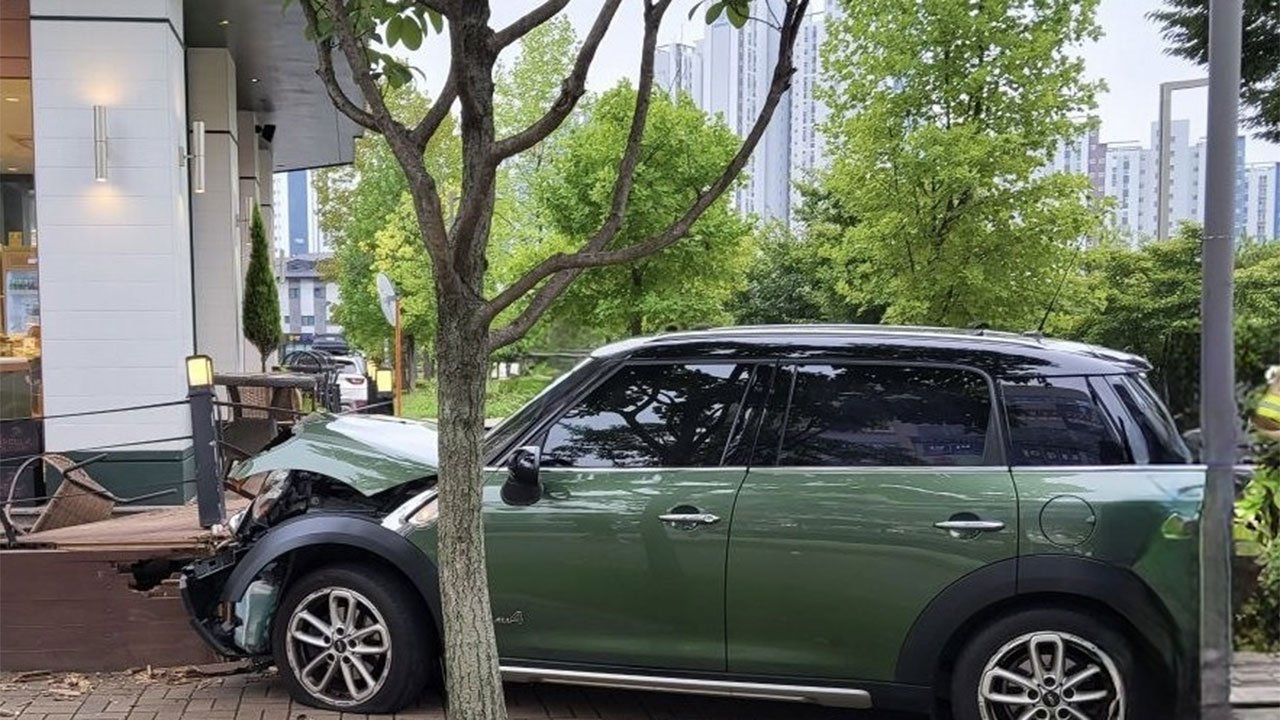 경기 화성서 승용차가 10대 학생 등 3명 치고 건물 들이받아