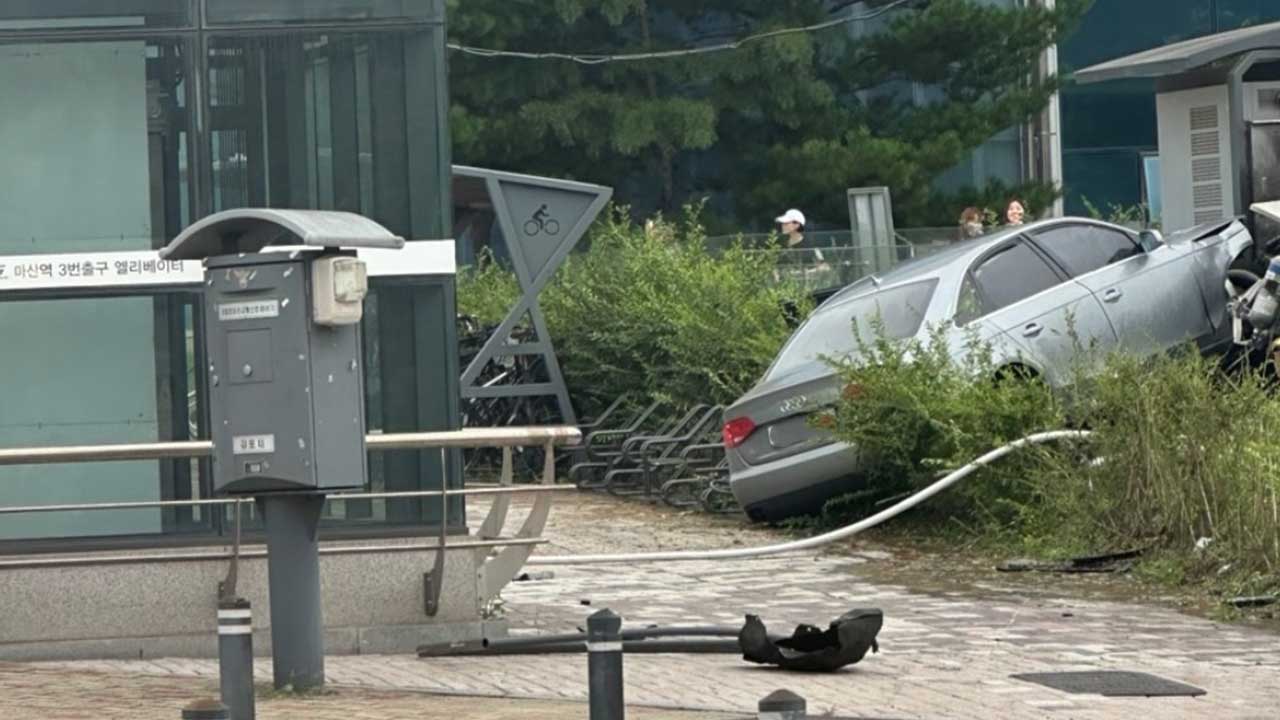 김포서 승용차가 변압기 충돌‥976세대 한때 정전