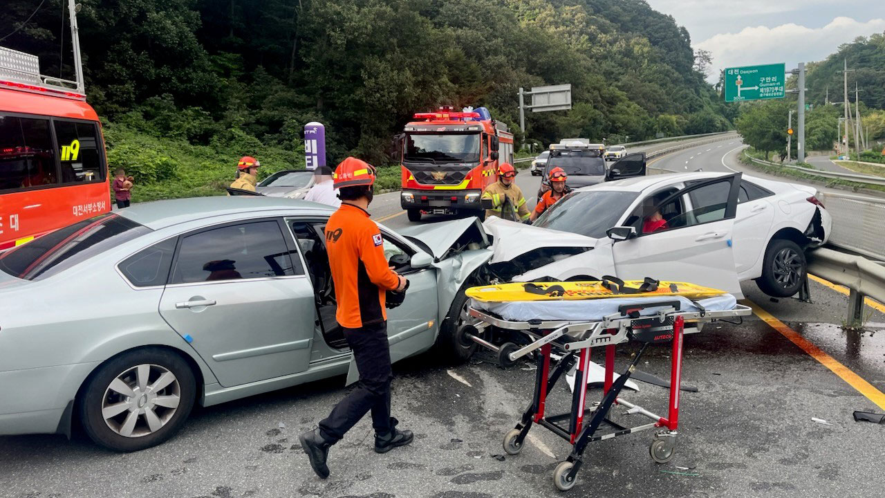 충남 금산 복수면에서 역주행 차량 충돌사고‥3명 부상