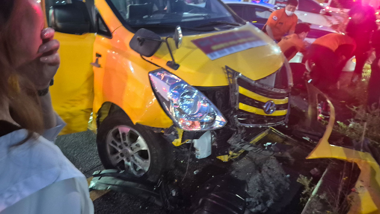 인천 서구 청라동서 어린이 보호 승합차가 승용차 추돌‥2명 다쳐