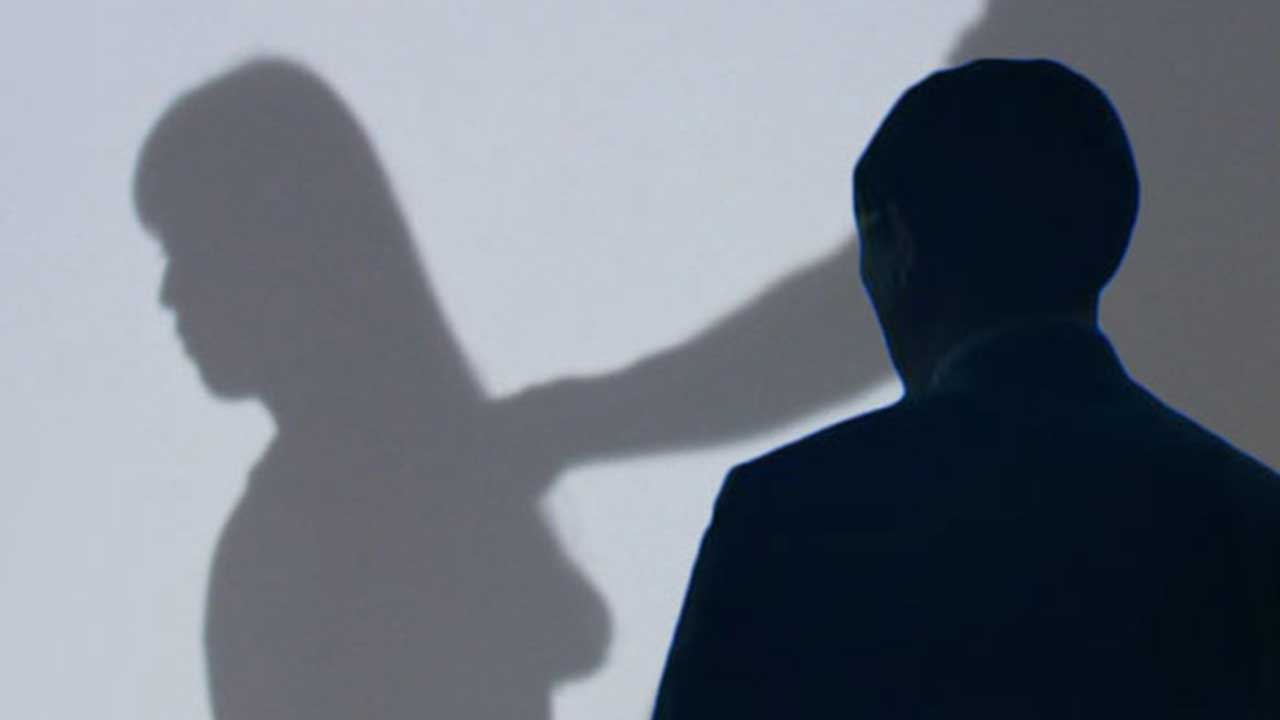 동창 10년간 가스라이팅해 3억 갈취하고 성매매 강요한 20대 체포