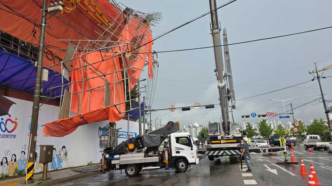 경기 안양 공사 현장서 강풍에 철근 비계 붕괴