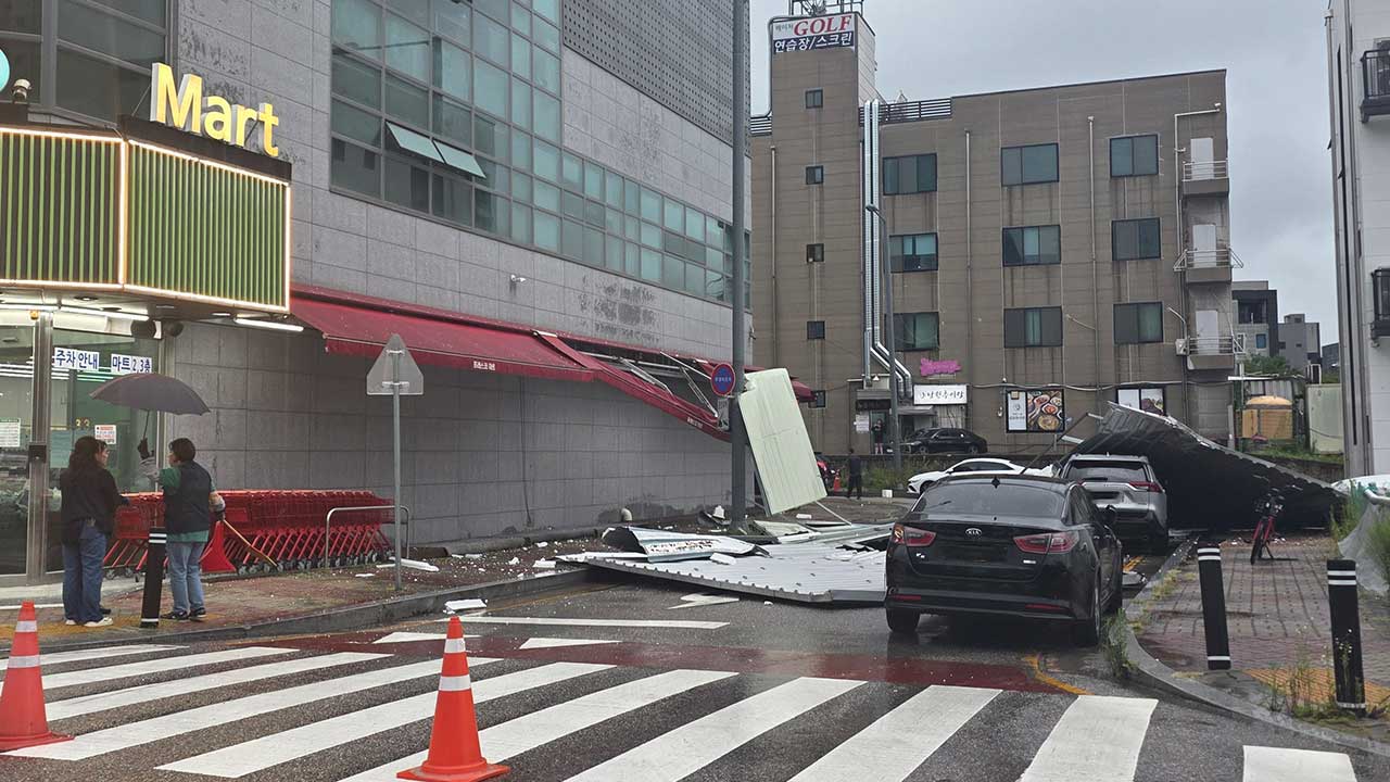 경기 평택서 돌풍으로 옥외구조물 추락‥차량 2대 파손