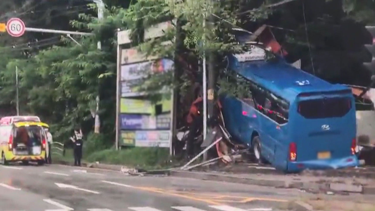 경기 남양주 과일 노점에 관광버스 돌진‥다친 사람 없어