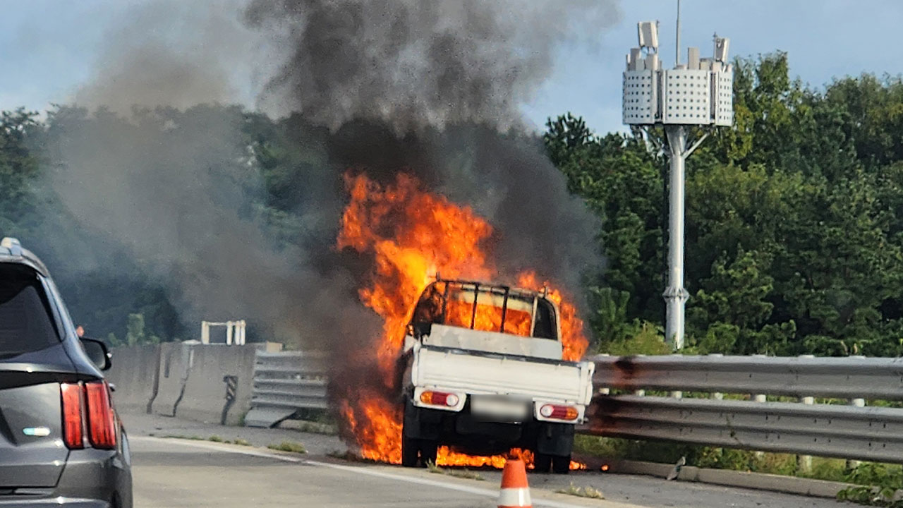 서울-문산 고속도로 달리던 1톤 화물차 화재