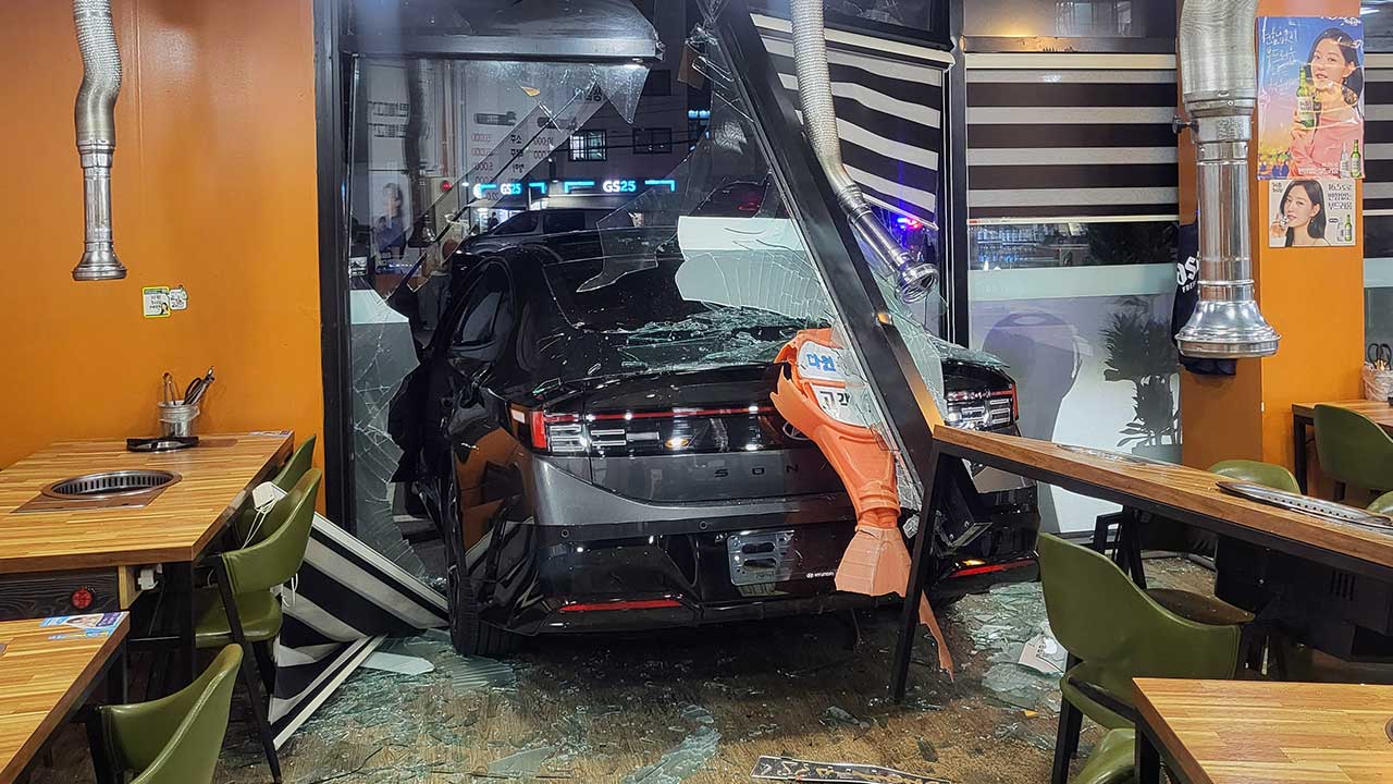 경기 평택 음식점 안으로 '만취 운전' 차량 돌진