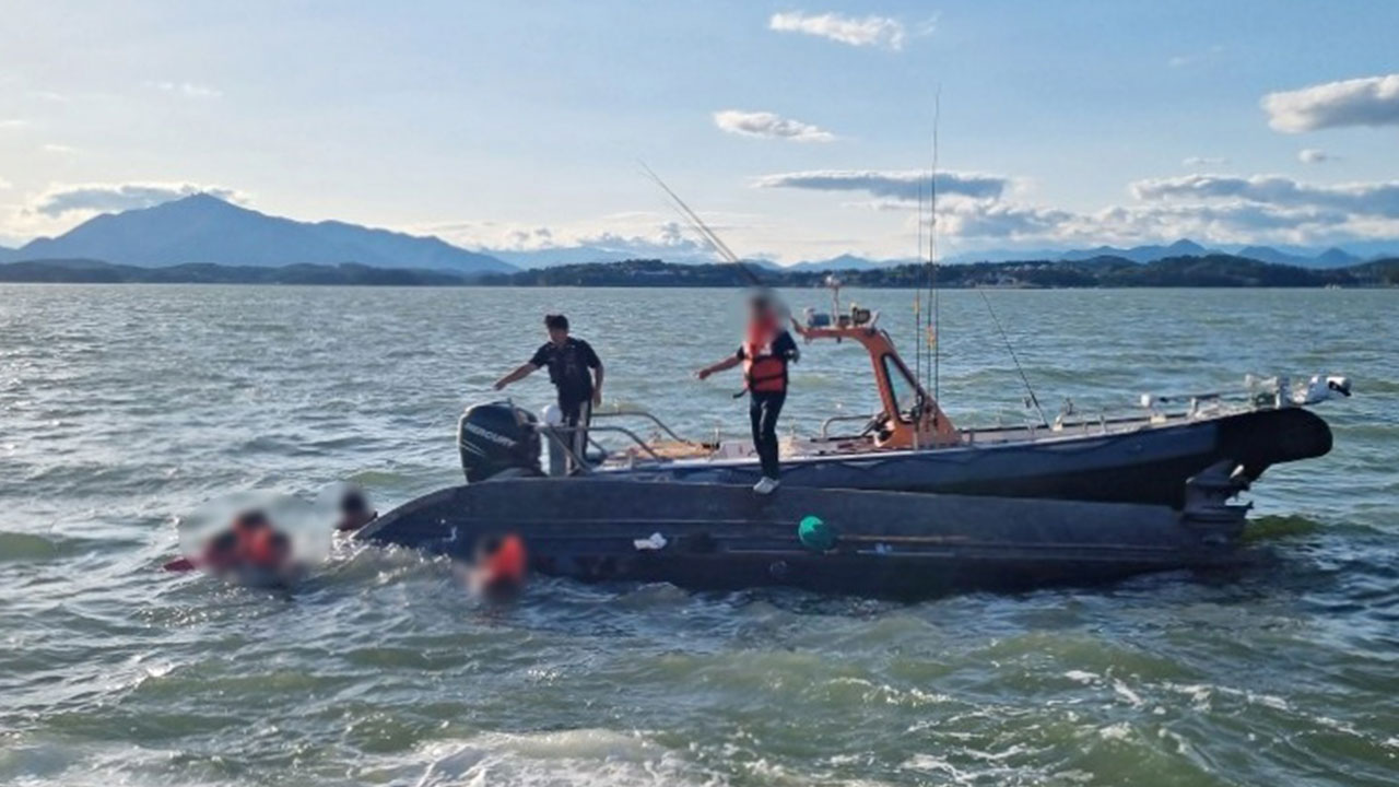사천 광포항 인근 해상서 선박 전복‥승선원 7명 구조
