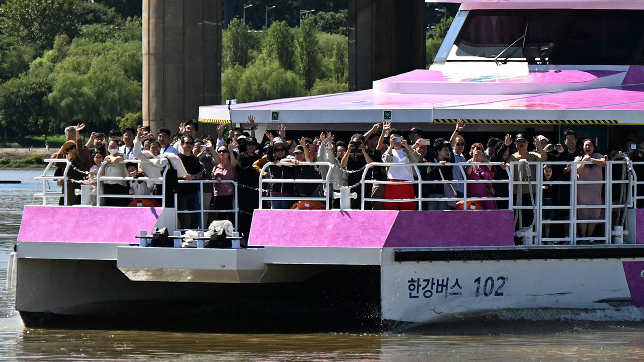 '한강버스' 정식 운항 3일 만에 1만 명 탑승