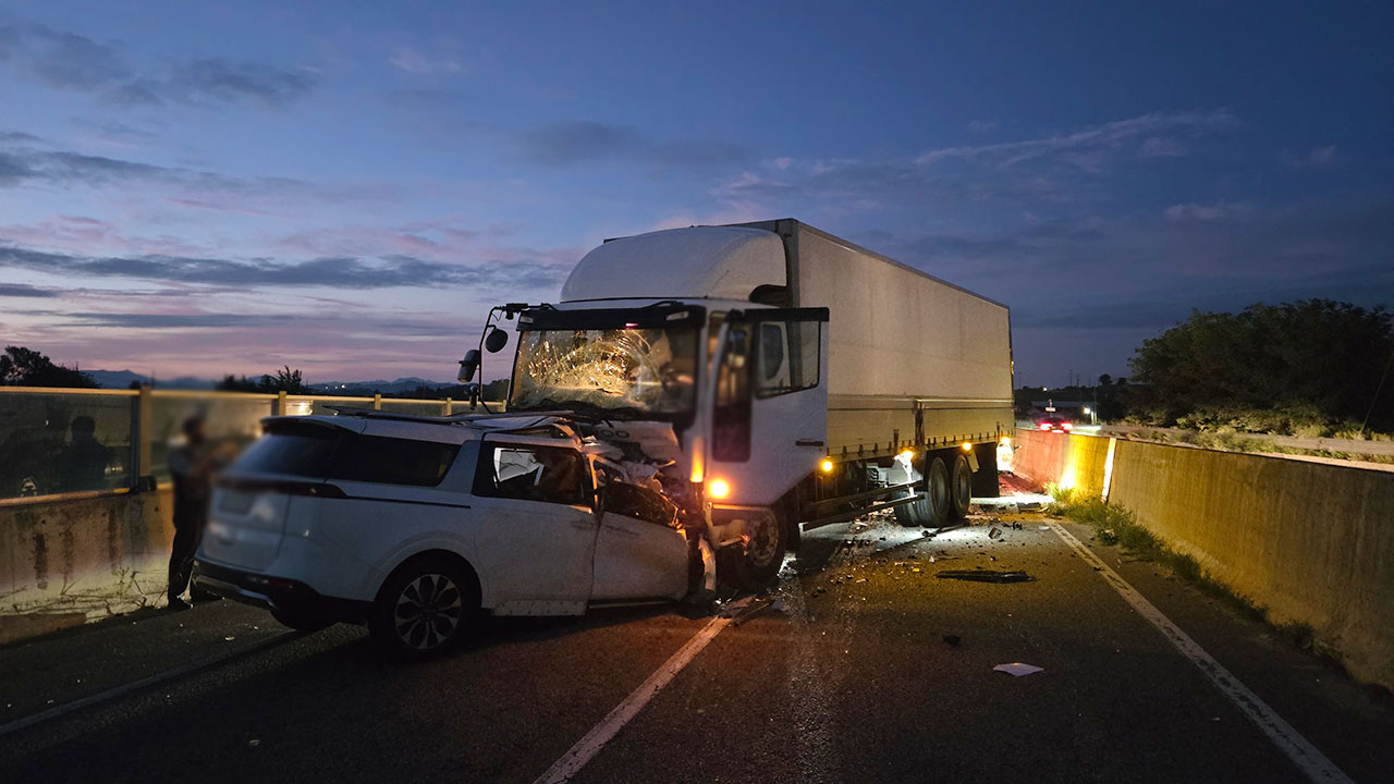 경기 이천 국도에서 역주행 차량, 트럭과 정면충돌‥1명 사망