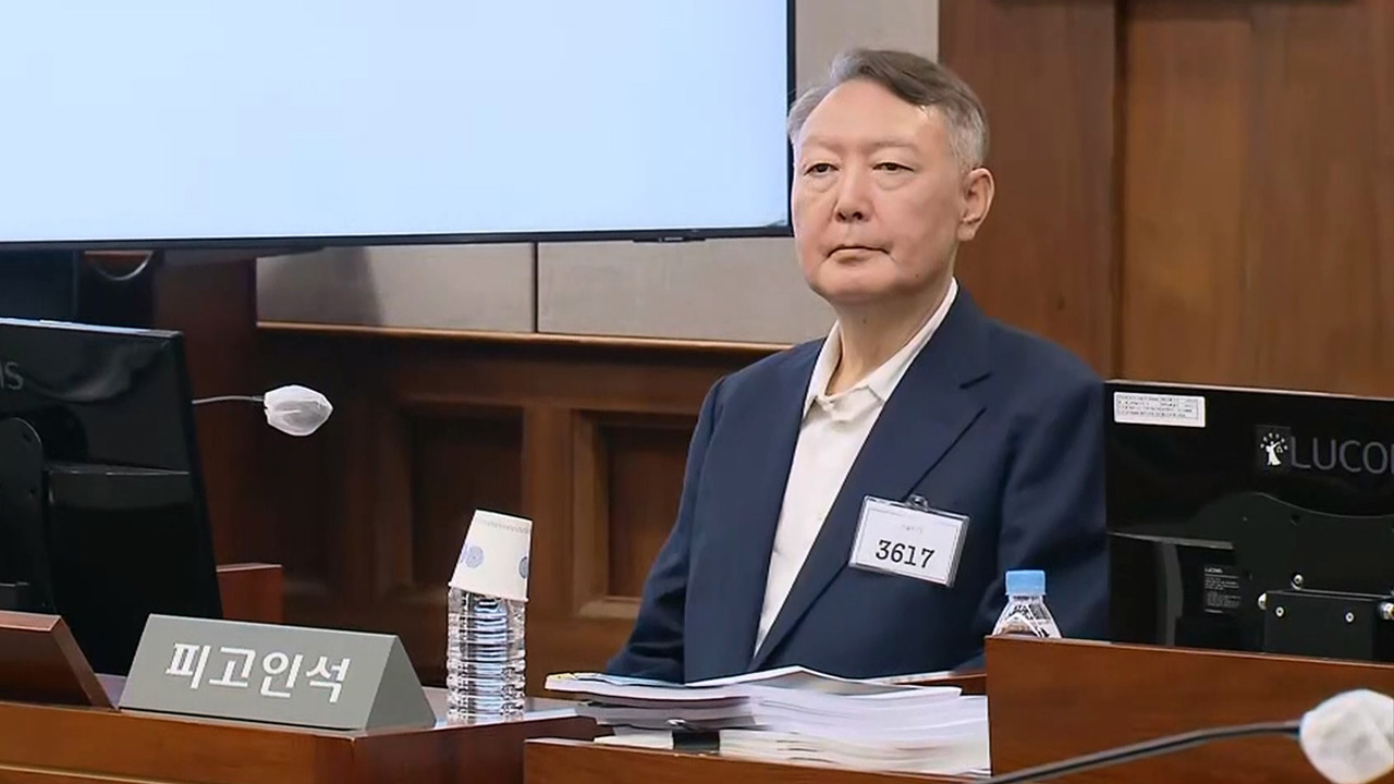 尹 '특검 기소' 첫 재판 출석‥남색 정장에 수용번호 3617 배지