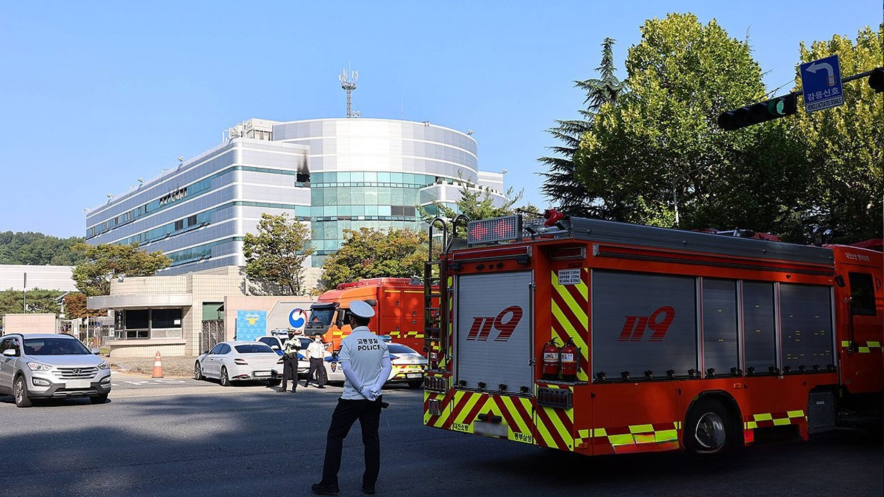 [속보] 국정자원관리원, 화재 대비하려 배터리팩 옮기다 불꽃 튀어 '진짜 불'