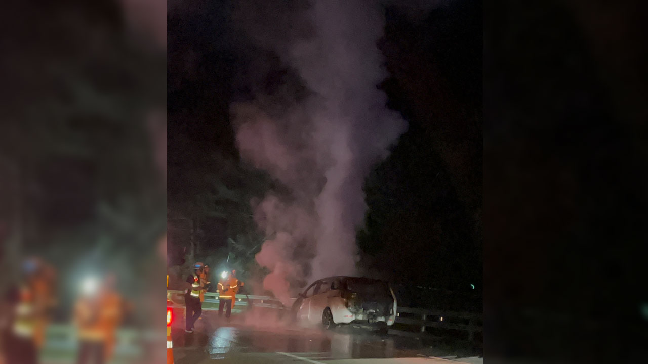 강원도 원주서 달리던 차에 불‥기계적 결함으로 엔진 화재