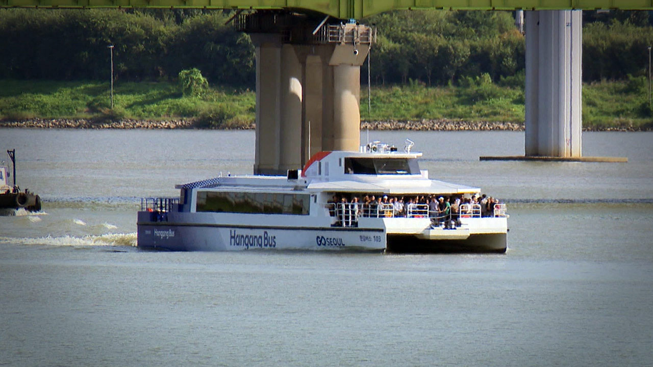 서울시, 한강버스 정식 운항 열흘 만에 "한 달간 시민 탑승 중단"