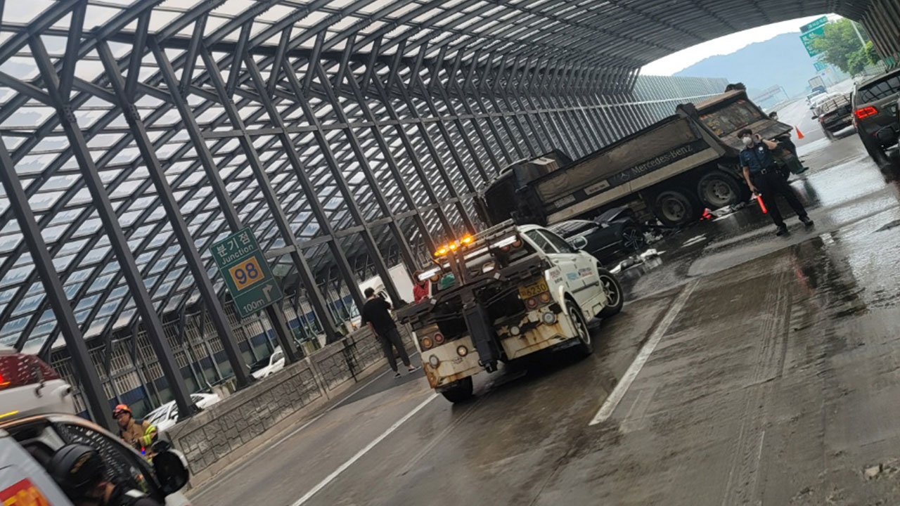 경기 양주시 광사동 방음터널서 25톤 화물차-승용차 추돌‥2명 경상