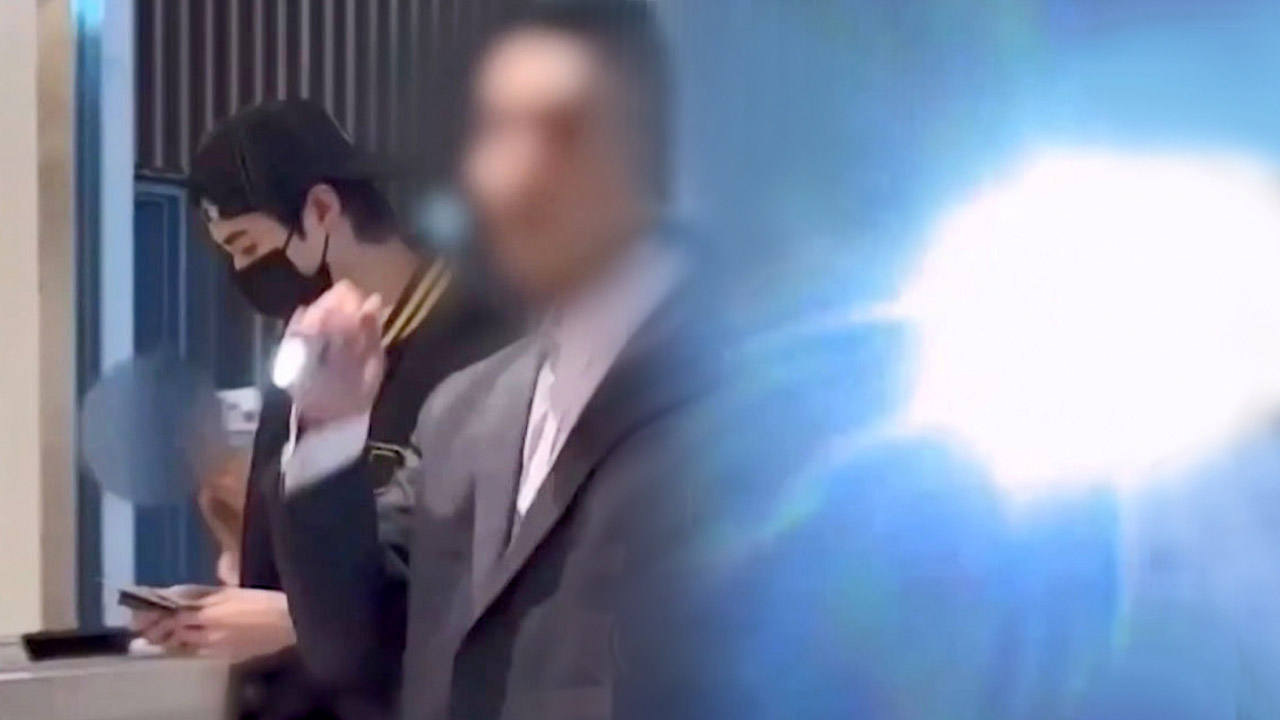 인천공항 승객 얼굴에 플래시‥변우석 사설 경호원 벌금 100만 원