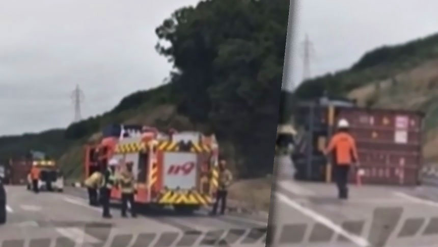 영동고속도로 둔대분기점에서 트레일러 전도‥차량 정체