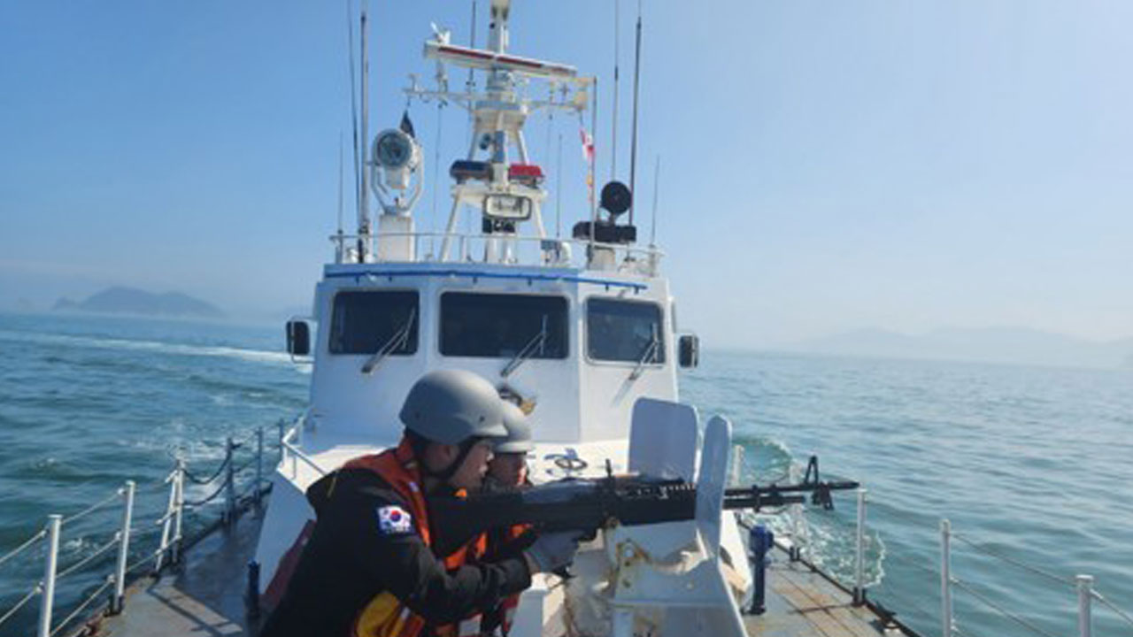 해경, 충남 태안 해상에서 밀입국 의심 중국 선박 나포