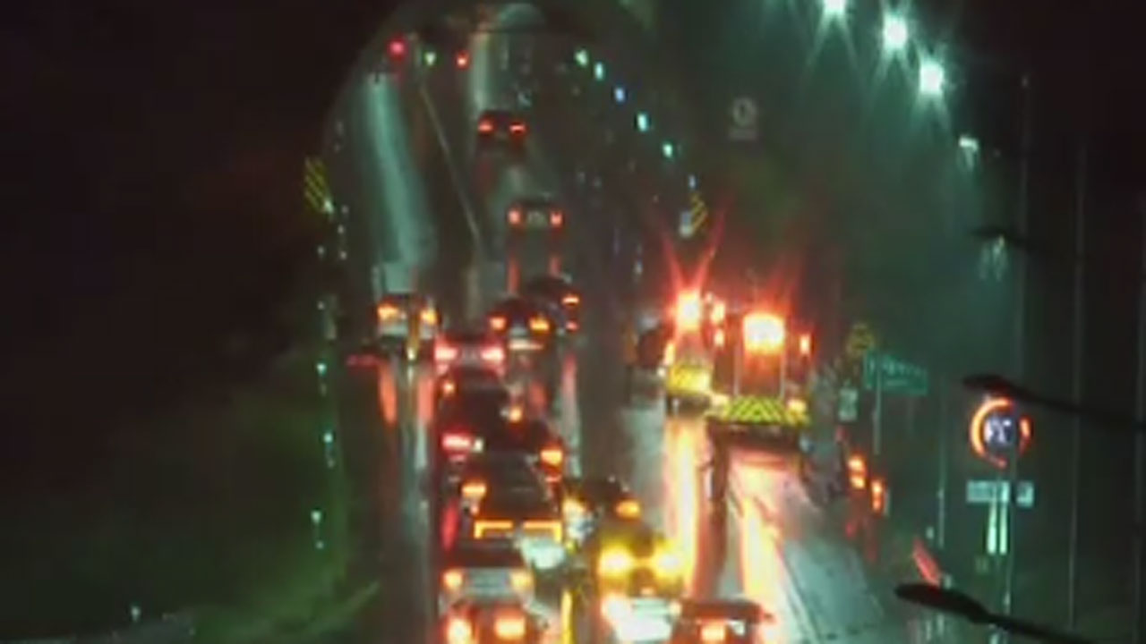 강원 강릉시 고속도로 터널서 빗길 교통사고‥1명 병원 이송