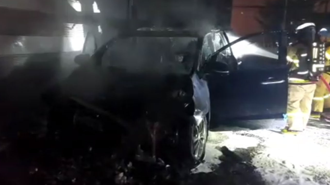 서울 공업사에 있던 차량서 불‥"엔진룸 발화 추정"