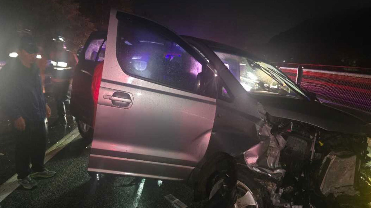 강원 삼척서 승합차가 중앙분리대 들이받아‥8명 부상